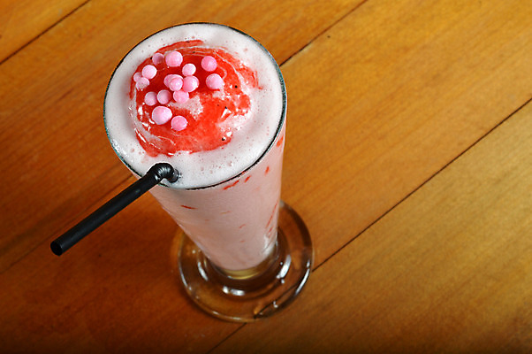 포토 JPG 해외이미지 음료 분홍색 백그라운드 디저트 사람없음 빨간색 거품 달콤 시원함 밀크쉐이크 해외202004 해외포토 음식 컬러 맛 쉐이크 파일형식 이미지허브