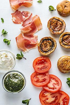 포토 JPG 해외이미지 음식 조각 백그라운드 토마토 재료 유리 치즈 샌드위치 육류 돼지고기 요리 사람없음 목재 초록색 갈색 쌓기 식당 버섯 이탈리아 추위 햄버거 흰색 신선 파마 사발 그릴 정상 지중해 민트 허브 크림 햄 베이컨 점심식사 고립 스페인어 치유 해외202004 해외포토 나무 식물 헤어스타일 유럽 바다 컬러 채소 식재료 모션 재질 주방용품 유제품 패스트푸드 상점 식사 사기그릇 파일형식 이미지허브