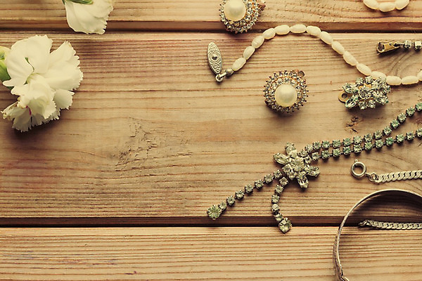 포토 JPG 해외이미지 디자인 백그라운드 목걸이 장신구 팔찌 탁자 사람없음 목재 장식 상자 갈색 유행 귀걸이 수확 골동품 흰색 시골 재산 황금 고급 우아함 보석 복고 다이아몬드 보물 궤 옛날 해외202004 해외포토 나무 컬러 가구 컨셉 농업 재료 금융 광석 파일형식 이미지허브