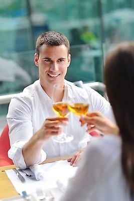 포토 JPG 해외이미지 커플 여자 남자 바다 데이트 휴식 사랑 들기 앉기 상반신 성인 야외 두명 앞모습 뒷모습 식당 와인 건배 연애 성인만 해외202004 해외포토 감정 뷰포인트 컨셉 관계 모션 주류 사람 상점 파일형식 이미지허브