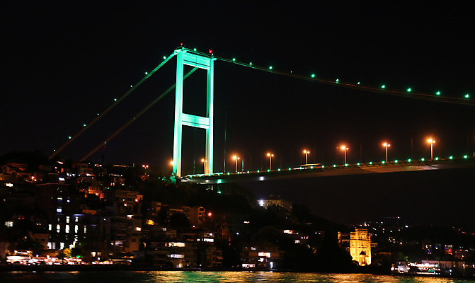 포토 JPG 해외이미지 바다 건축양식 조명 이스탄불 사람없음 건물 초록색 물 빛 검은색 야간 큼 칠면조 구름다리 보스포루스 해외202004 해외포토 자연요소 건축물 건축 컬러 조류 다리_건축물 크기 파일형식 튀르키예 이미지허브