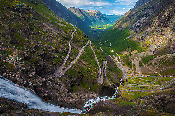 포토 JPG 해외이미지 유럽 도로 길 여행 곡선 교통시설 자국 자연 산 노르웨이 숙이기 풍경 경사 사람없음 초록색 물 여름 강 골짜기 계곡 폭포 운전 바위 위험 오솔길 언덕 날카로움 좁은 통과 루트 전국 절정 해외202004 해외포토 자연요소 계절 나라 선 컬러 포즈 교통 컨셉 모션 돌_바위 시설 생태계 파일형식 이미지허브
