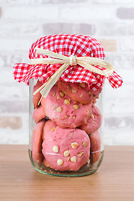 포토 JPG 해외이미지 리본 음식 분홍색 결혼 백그라운드 유리 딸기 디저트 통 발렌타인데이 선물 사랑 사람없음 목재 컬러풀 갈색 쿠키 케이크 견과류 원형 달콤 맛 설탕 묶기 굽기 활 땅콩 프랑스어 캡모자 해외202004 해외포토 도형 나무 문자 모자_잡화 감정 컬러 컨셉 과일 재료 모션 데이이벤트 재질 이벤트 구이 파일형식 이미지허브