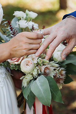 포토 JPG 해외이미지 라이프스타일 손 커플 드레스 여자 남자 꽃 행복 꽃다발 결혼 백그라운드 2 손가락 가족 결혼식 남편 함께함 관리 사랑 사람 정장 사람없음 교회 흰색 축하 반지 잡기 아내 황금 닫기 보석 약혼 넣기 통일 해외202004 해외포토 식물 옷 감정 컬러 컨셉 장신구 관계 종교건축 모션 이벤트 건물 생활 신체부위 광석 약속 파일형식 이미지허브