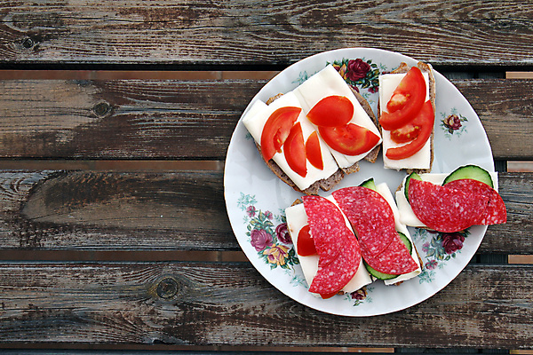 포토 JPG 해외이미지 접시 포스터 음식 빵 토마토 탁자 오이 치즈 종류 육류 사람없음 야외 목재 식사 저녁식사 원형 소시지 아침식사 널 정상 카피스페이스 해외202004 해외포토 도형 나무 식기 가구 채소 식재료 재료 유제품 공백 가공식품 파일형식 이미지허브