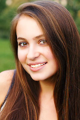 포토 JPG 해외이미지 백인 모델 1 라이프스타일 응시 여자 얼굴 잎 자연 한명 사람 성인 초록색 금발 태양 유행 활발 우아함 피부 입술 시력 사춘기 천진난만 완전 해외202004 해외포토 자연요소 서양인 식물 헤어스타일 시선 컬러 컨셉 생활 신체부위 생태계 파일형식 이미지허브