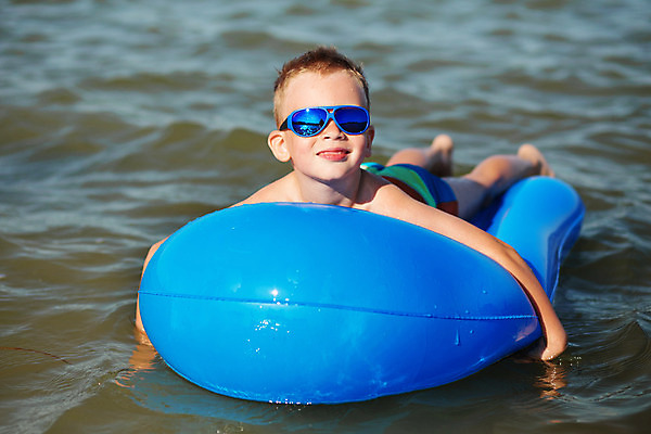 포토 JPG 해외이미지 라이프스타일 수영복 행복 감정 어린이 남학생 바다 여행 가족 놀이 휴가 건강 한명 사람 소년 야외 물 파란색 선글라스 햇빛 태양 유행 여행객 수영 기쁨 표현 아기 선탠 작음 휴양지 매트리스 해외202004 해외포토 자연요소 1 학생 옷 남자 안경 컬러 관계 생활 장소 수상스포츠 크기 파일형식 이미지허브