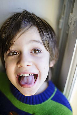 포토 JPG 해외이미지 모델 행복 감정 얼굴 어린이 한명 미소 사람 기쁨 표현 찡그림 닫기 해외202004 해외포토 1 모션 표정 신체부위 파일형식 이미지허브