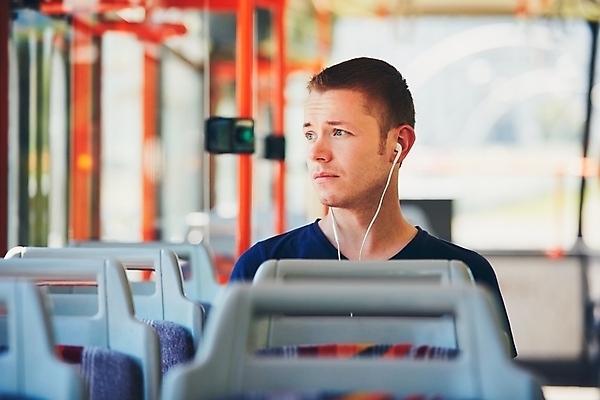 포토 JPG 해외이미지 백인 라이프스타일 응시 남자 선 음악 이어폰 여행 생각 의자 창문 버스 실내 한명 사람 앉기 여행객 헤드폰 듣기 슬픔 도시 고독 승차 연결 서비스 출퇴근 전차 시티라이프 승객 개성 선로 통근 몽환 해외202004 해외포토 서양인 1 시선 감정 육상교통 음향기기 가구 컨셉 비즈니스 모션 문화예술 대중교통 내부 생활 출근 파일형식 이미지허브