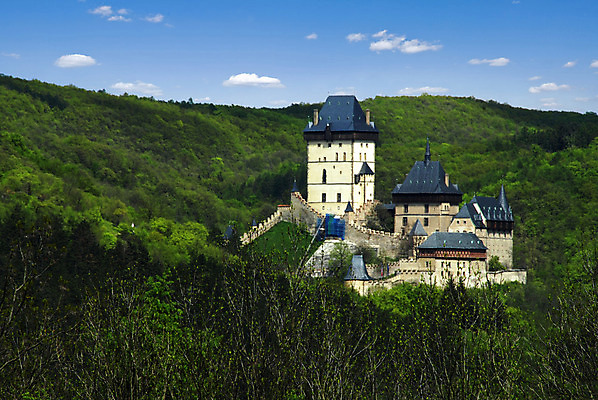 포토 JPG 해외이미지 외관 유럽 벽 여행 건축양식 하늘 산 주택 사람없음 건물 여름 파란색 탑 궁전 바위 성 중세 역사 보호 숲 언덕 체코 고딕 귀족 보헤미아 세기 옛날 웅장함 스타일 해외202004 해외포토 건축물 계절 건축 나라 컬러 컨셉 고건축 모션 돌_바위 파일형식 이미지허브