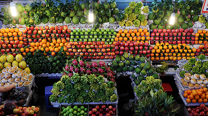 포토 JPG 해외이미지 아시아 음식 농업 과일 실내 동양인 사람없음 빨간색 컬러풀 농장 바구니 상점 용 램프 신선 시장 사과 상품 멜론 배열 유기농 날것 베트남 정리 소매 슈퍼마켓 해외202004 해외포토 웰빙 나라 산업 컬러 조명 인종 내부 동남아시아 파일형식 이미지허브