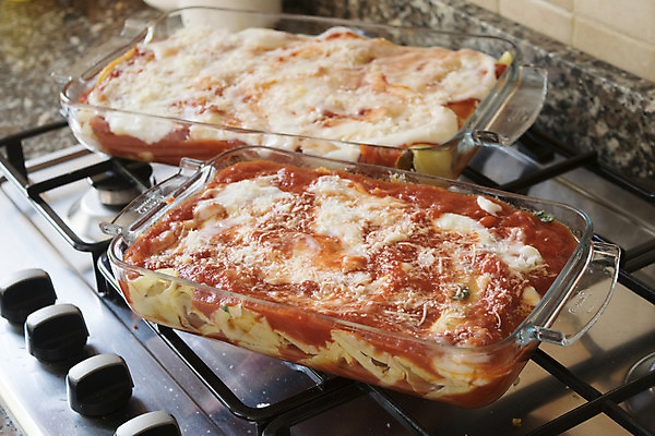 포토 JPG 해외이미지 접시 토마토 유리 파스타 사람없음 뜨거움 냄비 굽기 라자냐 볼로냐 해외202004 해외포토 식기 채소 재질 서양음식 이탈리아음식 솥 구이 파일형식 이미지허브