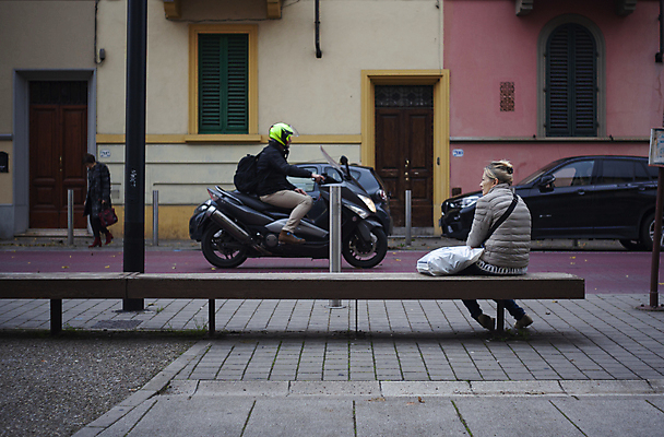 포토 JPG 해외이미지 백인 라이프스타일 여자 여행 이동 벤치 가방 통신 교통시설 모바일 거리 버스 사람 앉기 성인 사람없음 스마트폰 여행객 기차 짐 도시 시간 휴게실 기다림 전철 역 읽기 출발 출퇴근 승객 일반 그만 수하물 터미널 해외202004 해외포토 서양인 잡화 육상교통 교통 컨셉 의자 비즈니스 모션 대중교통 생활 핸드폰 스마트기기 시설 파일형식 이미지허브