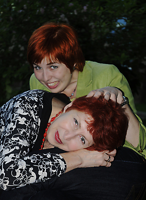 포토 JPG 해외이미지 라이프스타일 커플 여자 딸 행복 얼굴 2 장난 가족 엄마 사랑 미소 웃음 사람 성인 야외 두명 빨간색 초록색 우정 기쁨 자유 은퇴 기회 위치 추적 돌봄 옛날 해외202004 해외포토 감정 컬러 컨셉 관계 모션 표정 생활 신체부위 친구 파일형식 이미지허브