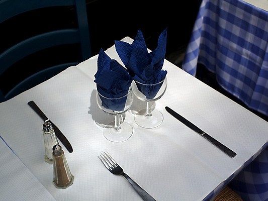 포토 JPG 해외이미지 유럽 안경 음식 여행 탁자 휴가 사람없음 야외 파란색 식당 와인 식사 카페 프랑스 도시 설정 파리(프랑스) 해외202004 해외포토 잡화 나라 컬러 가구 주류 상점 파일형식 이미지허브