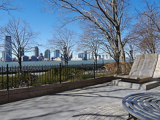 포토 JPG 해외이미지 실루엣 여행 벤치 비즈니스 건축양식 하늘 휴가 새로움 거리 아메리카 사람없음 건물 세로 물 강 도시풍경 사무실 햇빛 반사 탑 검은색 고층빌딩 어둠 흰색 도시 도심 전철 큼 상업 대도시 스카이라인 맨해튼 강렬 저지 허드슨강 해외202004 해외포토 자연요소 건축물 건축 육상교통 컬러 컨셉 의자 대중교통 촬영기법 풍경 빌딩 태양 미국 크기 대륙 뉴욕 파일형식 이미지허브