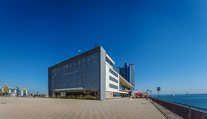 포토 JPG 해외이미지 1 디자인 외관 유럽 바다 여행 비즈니스 창문 유리 하늘 사람없음 야외 건물 가로 파란색 사무실 반사 맑음 검은색 깃발 도시 큼 크루즈 9월 승객 포트 우크라이나 철강 터미널 해외202004 해외포토 건축물 나라 컬러 배_교통 재질 날씨 날짜 크기 파일형식 이미지허브