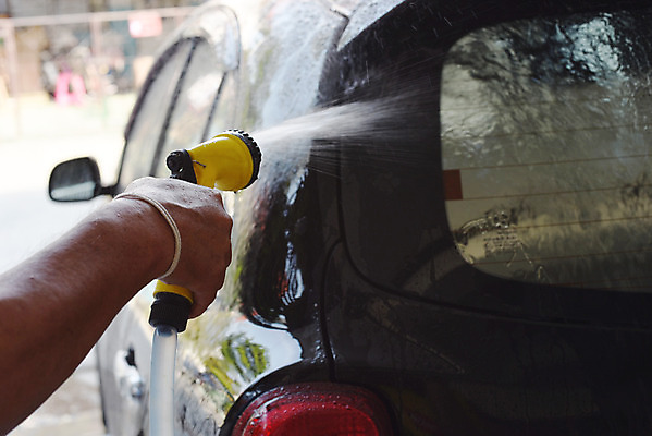 포토 JPG 해외이미지 손 자동차 노동자 사람 사람없음 야외 빨간색 물 빛 붓 씻기 빨래 청소 먼지 청소부 자동 해외202004 해외포토 자연요소 직업 육상교통 컬러 가사 신체부위 청결 파일형식 이미지허브