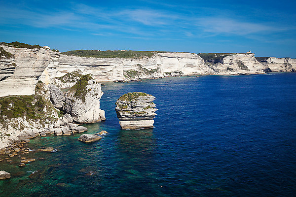 포토 JPG 해외이미지 캐릭터 유럽 모래 바다 자연 하늘 휴가 주택 풍경 사람없음 물 파란색 마을 어둠 프랑스 바위 흰색 저녁 땅 지중해 내추럴 코르시카 해외202004 해외포토 자연요소 나라 컬러 섬 건물 돌_바위 야간 생태계 파일형식 이미지허브