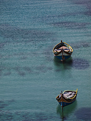 포토 JPG 해외이미지 전통 바다 여행 교통시설 낚시 휴가 여러명 사람없음 보트 지중해 함선 몰타섬 민화 해외202004 해외포토 섬 다수 교통 배_교통 레저 사람 시설 그림 몰타 파일형식 이미지허브