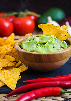 포토 JPG 해외이미지 전통 접시 음식 토마토 채소 재료 고추 건강 마늘 옥수수 요리 사람없음 목재 빨간색 세로 초록색 컬러풀 노란색 식사 저녁식사 신선 뜨거움 사발 맛 묘사 준비 날것 아보카도 과카몰리 짠맛 채식주의자 핸드메이드 해외202004 해외포토 나무 식기 컬러 컨셉 과일 곡류 사기그릇 소스_음식 채식 파일형식 이미지허브