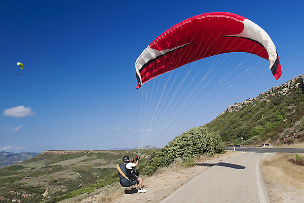 포토 JPG 해외이미지 주간 전신 남자 한명 풍경 성인 야외 비행 익스트림스포츠 낙하산 패러글라이딩 글라이더 성인남자한명만 해외202004 해외포토 자연요소 1 스포츠 사람 남자한명만 성인남자만 파일형식 이미지허브