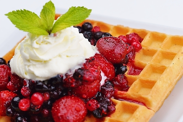 포토 JPG 해외이미지 스튜디오촬영 접시 딸기 아이스크림 근접촬영 사람없음 달콤 크림 블루베리 산딸기 블랙베리 와플 해외202004 해외포토 식기 뷰포인트 과일 디저트 실내 맛 파일형식 이미지허브