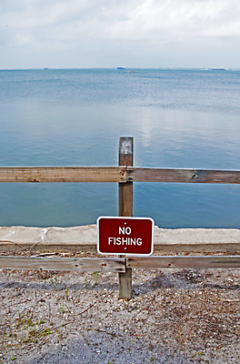 포토 JPG 해외이미지 산업 포스터 모래 백그라운드 경고 안전 사람없음 목재 빨간색 물 파란색 울타리 미국 침묵 금지 못 행운 편지 사인 보안 대문 법 지역 공지사항 플로리다 해외202004 해외포토 자연요소 나무 컬러 컨셉 북아메리카 재료 담장 문 소리 공구 파일형식 이미지허브