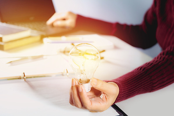 포토 JPG 해외이미지 직업 손 디자인 남자 백그라운드 컨셉 인터넷 비즈니스 전구 사업가 통신 상상 유리 탁자 아이디어 관리 창조 사람없음 노트북 빛 컴퓨터 사무실 디지털 공책 힘 에너지 램프 타이핑 잡기 작업 네트워크 닫기 디자이너 혁명 광 발명 선견지명 이해 해외202004 해외포토 가구 모션 재질 문구용품 조명 사람 신체부위 전자제품 파일형식 이미지허브