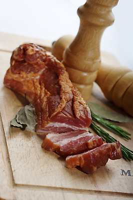 포토 JPG 해외이미지 음식 조각 육류 돼지고기 사람없음 목재 식사 소프트포커스 가슴 허브 베이컨 로즈메리 훈제 블러 해외202004 해외포토 나무 식물 식재료 재료 촬영기법 신체부위 파일형식 이미지허브
