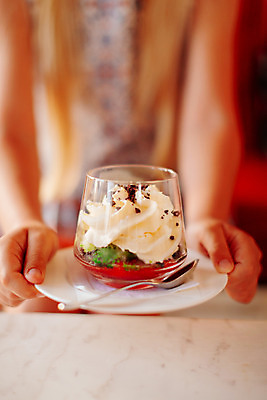 포토 JPG 해외이미지 열매 음식 분홍색 백그라운드 과일 재료 유리 딸기 디저트 치즈 건강 사람없음 장식 컵 빨간색 케이크 식사 사막 추위 소용돌이 흰색 신선 달콤 맛 상품 먹기 크림 싱글 부드러움 점심식사 바닐라 커스터드 크림치즈 해외202004 해외포토 식물 식기 컬러 컨셉 모션 재질 유제품 회오리 감각 파일형식 이미지허브