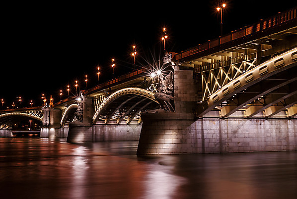 포토 JPG 해외이미지 유럽 파도 건축양식 전등 사람없음 야외 물 강 조각상 반사 흐름 램프 기둥 도시 역사 야간 저녁 연결 아래 장노출 빛망울 다뉴브강 부다페스트 철강 철책 콘크리트 해외202004 해외포토 자연요소 건축 나라 바다 컨셉 조명 촬영기법 빛 조형물 방향 위치 헝가리 파일형식 이미지허브