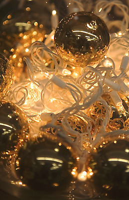 포토 JPG 해외이미지 줄 크리스마스 공 휴가 전등 사람없음 황금 공상 해외202004 해외포토 기념일 조명 파일형식 이미지허브