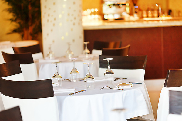 포토 JPG 해외이미지 접시 디자인 가구 포크 의자 유리 탁자 호텔 휴식 실내 이벤트 사람없음 내부 장식 빛 식당 저녁식사 침묵 카페 방 흰색 램프 축하 바 그룹 칼 고급 우아함 아침식사 은색 오브젝트 서비스 냅킨 카페테리아 설정 점심식사 스타일 해외202004 해외포토 식기 컬러 생활용품 컨셉 재질 숙소 조명 상점 식사 소리 파일형식 이미지허브