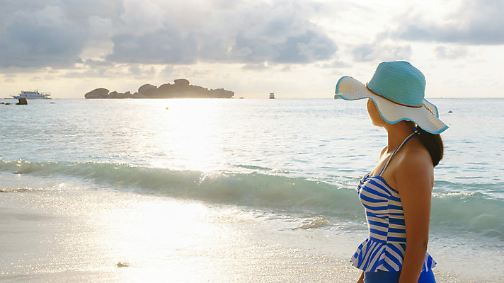 포토 JPG 해외이미지 1 라이프스타일 여자 수영복 행복 아시아 바다 섬 여행 태국 자연 하늘 아침 휴가 국립공원 한명 사람 동양인 풍경 야외 물 여름 파란색 햇빛 태양 여행객 일출 새벽 푸켓 수평선 해외202004 해외포토 주간 자연요소 옷 계절 공원 감정 나라 컬러 인종 생활 노을 생태계 파일형식 이미지허브