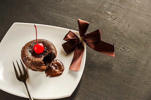 포토 JPG 해외이미지 접시 리본 포크 검은배경 실내 사람없음 초콜릿 흐름 체리 달콤 해외202004 퐁당오쇼콜라 해외포토 식기 백그라운드 컨셉 과일 디저트 내부 검은색 맛 파일형식 이미지허브