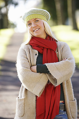 포토 JPG 해외이미지 백인 라이프스타일 공원 여자 행복 밭 한명 미소 사람 야외 세로 30대 금발 유행 걷기 목도리 산책 가을 시골 뜨개질 니트 뜨개옷 카피스페이스 해외202004 해외포토 서양인 1 헤어스타일 잡화 옷 계절 공공시설 감정 상의 농업 모션 휴식 표정 취미 생활 장년 공백 파일형식 이미지허브