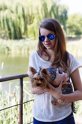 포토 JPG 해외이미지 동물 1 공원 여자 행복 얼굴 포옹 자연 휴가 키스 사랑 한명 사람 성인 반려동물 갈색 우정 개 달콤 강아지 작음 요크셔테리어 테리어 혀 주인 송곳니 기르기 미니 유래 해외202004 해외포토 공공시설 감정 컬러 포유류 안기 신체부위 친구 입 맛 치아 크기 애정표현 생태계 돌봄 파일형식 이미지허브