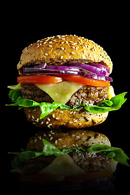 포토 JPG 해외이미지 음식 토마토 양파 치즈 패스트푸드 사람없음 반사 검은색 소고기 햄버거 시골 정크푸드 상추 롤 테이크아웃 고립 번 핸드메이드 해외202004 해외포토 빵 컬러 채소 유제품 육류 인스턴트 파일형식 이미지허브