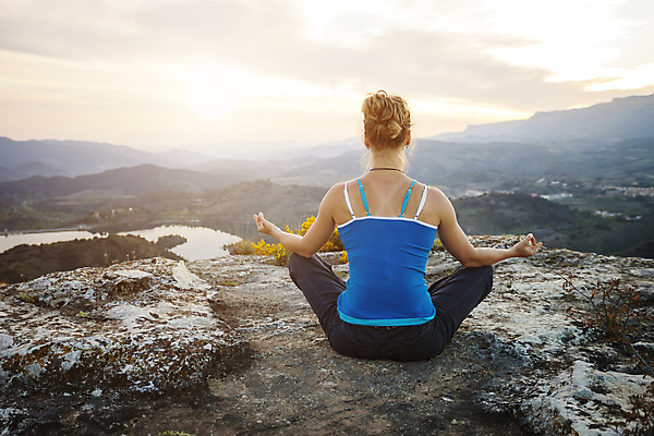 포토 JPG 해외이미지 1 라이프스타일 웰빙 응시 여자 선 스포츠 여행 포즈 요가 자연 휴식 산 건강 한명 사람 풍경 성인 야외 여름 운동 태양 침묵 일몰 자유 바위 정상 언덕 명상 위치 아사나자세 해외202004 해외포토 자연요소 시선 계절 컨셉 생활 노을 소리 요가자세 돌_바위 생태계 파일형식 이미지허브