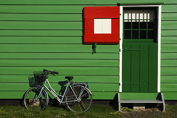 포토 JPG 해외이미지 창문 사람없음 목재 초록색 문 계단 자전거 펼침 박물관 통나무 단계 해외202004 해외포토 나무 컬러 재료 모션 바이크 파일형식 이미지허브