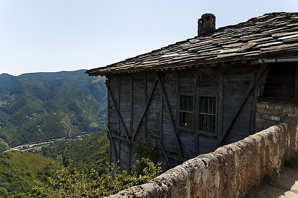 포토 JPG 해외이미지 나무 벽 건축양식 창문 하늘 산 굴뚝 사람없음 건물 목재 암초 수도원 발칸반도 불가리아 옛날 해외202004 해외포토 식물 건축물 건축 재료 파일형식 남유럽 이미지허브