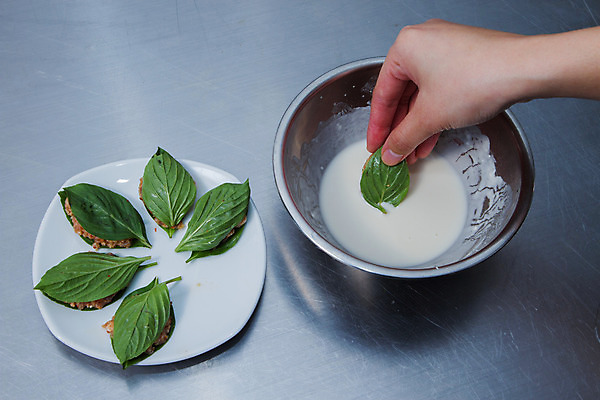 포토 JPG 해외이미지 접시 유럽 길 음식 채소 오이 감자 실내 건강 육류 돼지고기 요리 사람없음 옆모습 케이크 식사 저녁식사 당근 튀김 큼 자르기 굽기 크림 양배추 반죽 패티 점심식사 고립 딜 해외202004 해외포토 식기 나라 뷰포인트 식재료 모션 디저트 뿌리채소 내부 크기 구이 파일형식 이미지허브