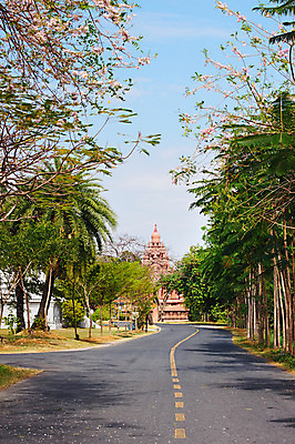 포토 JPG 해외이미지 나무 모델 전통 외관 아시아 종교 문화 도로 조각 불교 건축양식 태국 하늘 지붕 거리 주택 손바닥 사람없음 세로 초록색 여름 파란색 갈색 탑 도시 사찰 고속도로 역사 아스팔트 방콕 첨탑 파멸 해외202004 해외포토 식물 건축물 손 계절 건축 나라 길 컬러 컨셉 종교건축 교통시설 건물 파일형식 소멸 이미지허브