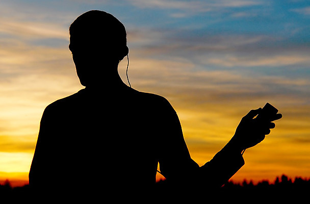 포토 JPG 해외이미지 모양 구름 실루엣 음악 하늘 사람 사람없음 태양 일출 일몰 듣기 윤곽 사일로 자취 해외202004 해외포토 자연요소 모션 문화예술 촬영기법 노을 파일형식 이미지허브