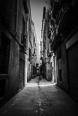 포토 JPG 해외이미지 주간 길 자국 거리 주택 흑백 사람없음 내부 빛 태양 어둠 발코니 도시 도자기 고독 그늘 타일 통로 좁은 해외202004 해외포토 자연요소 감정 촬영기법 건물 파일형식 이미지허브