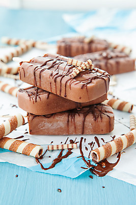 포토 JPG 해외이미지 종이 음식 아이스크림 디저트 사탕 사람없음 세로 파란색 컬러풀 갈색 쿠키 초콜릿 냉동 줄무늬 흰색 달콤 정크푸드 상쾌 레시피 코코아 와플 해로움 핸드메이드 해외202004 해외포토 감정 음료 컬러 컨셉 무늬 맛 파일형식 이미지허브