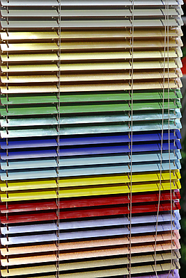 포토 JPG 해외이미지 무지개 창문 주택 사람없음 장식 컬러풀 금속 블라인드 그늘 알루미늄 해외202004 해외포토 자연요소 컬러 재질 건물 커튼 파일형식 이미지허브