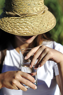 포토 JPG 해외이미지 라이프스타일 손 행복 얼굴 음료 다이어트 유리 휴가 휴식 건강 한명 물 컬러풀 평화 신선 내추럴 해외202004 해외포토 자연요소 1 감정 컬러 컨셉 재질 사람 생활 신체부위 파일형식 이미지허브