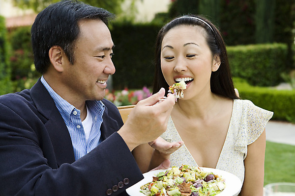 포토 JPG 해외이미지 식기 접시 커플 여자 행복 음식 50대 협력 휴식 함께함 한명 사람 앉기 취미 야외 두명 30대 식사 저녁식사 우정 잡기 도움 먹기 옷입기 건강식 충동구매 나란히 중년남자만 해외202004 해외포토 1 감정 중년 컨셉 관계 모션 장년 친구 쇼핑 과소비 남자만 중년만 파일형식 이미지허브